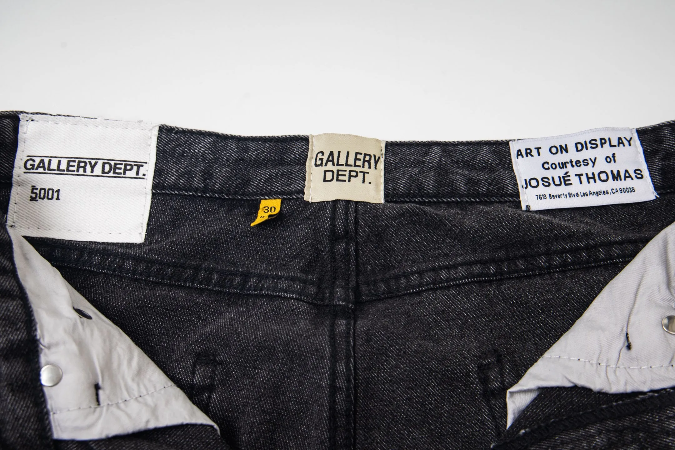 P240 Chrome Hearts Gallery co-branded limited-edition cross-flared flared jeans are a hot item this season and are sought after by countless celebrities and fashionistas. The neat details of the cutting process add color to the playful fashion! The neat and meticulous design, and the well-fitting structure is unique. The upper body not only has outstanding recognition, but also looks younger and younger. A style with the ultimate wearing meaning and performance, gorgeous color matching, and the craftsmanship of this style is also extremely extraordinary. After the finished product is washed, it is disassembled and hand-made with sheepskin cross leather and then spliced ​​together to complete. The whole piece has too many craftsmanship to describe. It is decorated with patchwork cross flowers and high-waisted washed jeans! ! Absolutely high-end luxury product, a god-level single product, a super popular product, made with top heavy industry, a must-see magic weapon that can't be missed. Style number: 1836 Size: 28 30 32 34 36 Color: black